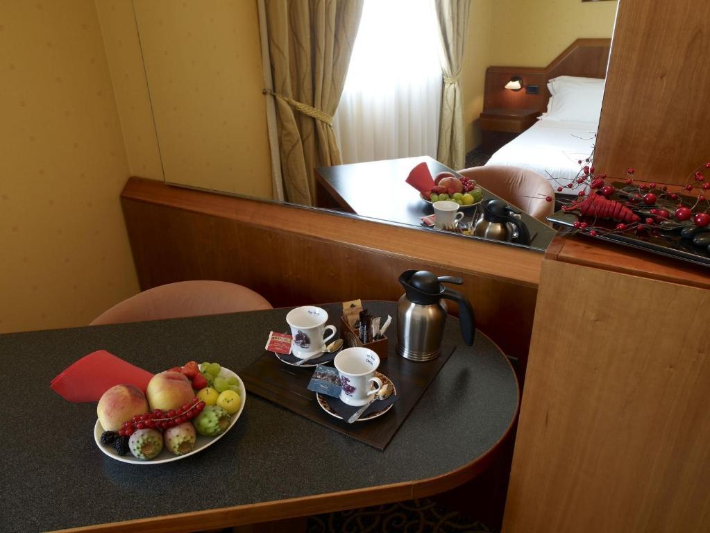 Hotel Montini Linate Airport Peschiera Borromeo Habitación foto